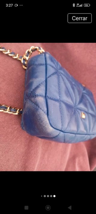 Bolso acolchado azul con cadena dorada