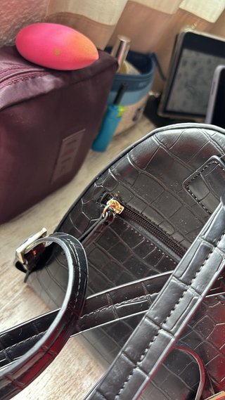 Mochila negra efecto piel cocodrilo