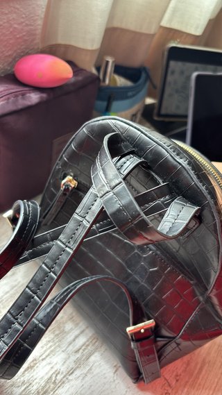 Mochila negra efecto piel cocodrilo