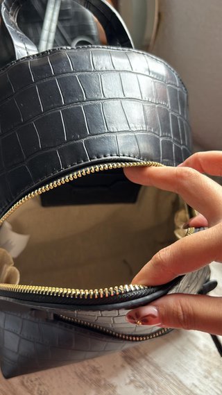 Mochila negra efecto piel cocodrilo