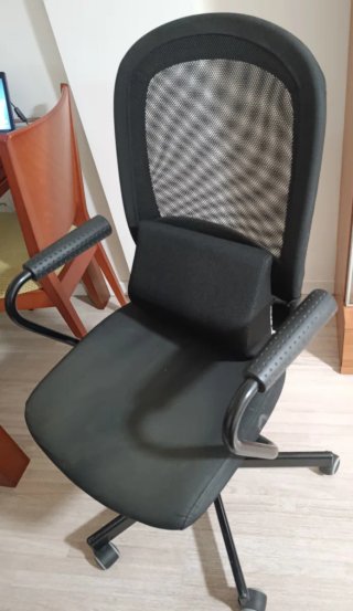 Sedia da ufficio nera traspirante con cuscino lombare