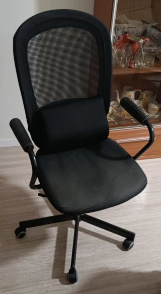 Sedia da ufficio nera traspirante con cuscino lombare