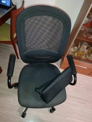 Sedia da ufficio nera traspirante con cuscino lombare