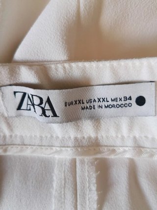 Pantalón blanco Zara con botones dorados