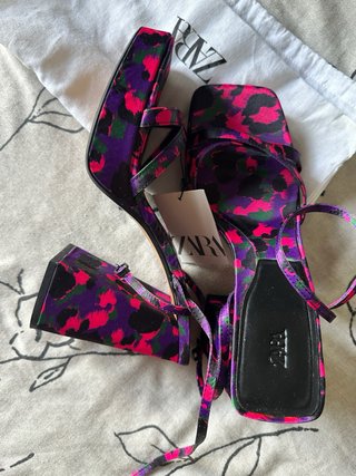 Sandalias Zara tacón estampado 38