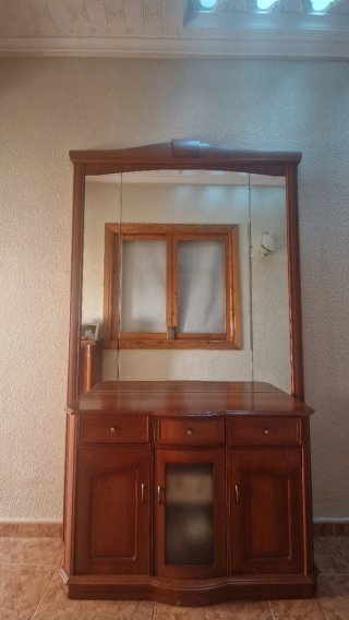 Mueble recibidor con espejo.