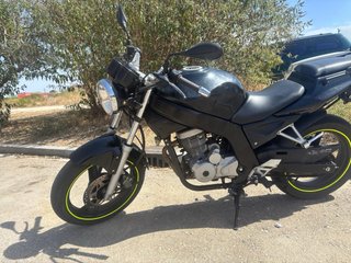 Daelim Moto 125cc Naked Negra se vende o se cambia