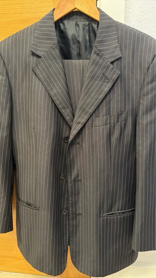 Traje de hombre negro con rayas