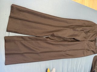 Traje de hombre negro con rayas