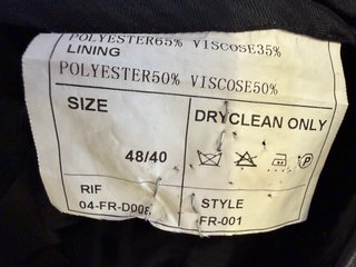 Traje de hombre negro con rayas
