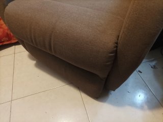 Sillón de tela gris.