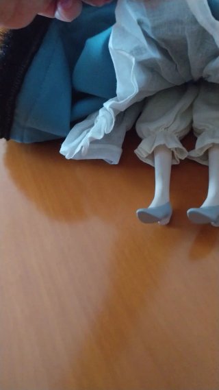 Bambola porcellana, abito velluto blu