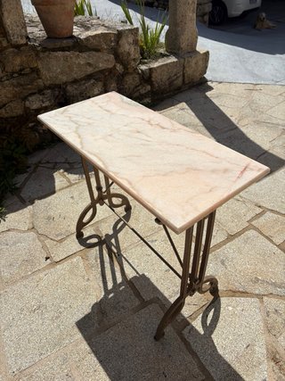 Mesa de máquina de coser con mármol
