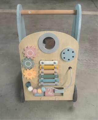 Correpasillos con juegos de madera