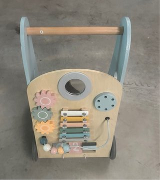 Correpasillos con juegos de madera