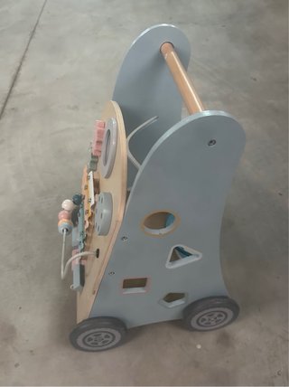 Correpasillos con juegos de madera