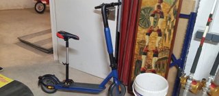 Patinete eléctrico azul con asiento