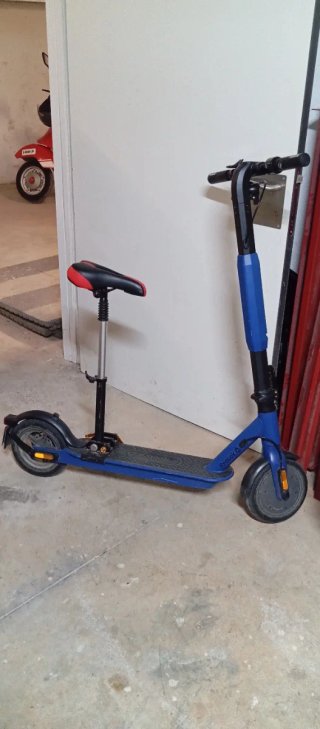 Patinete eléctrico azul con asiento