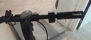 Patinete eléctrico azul con asiento