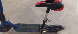 Patinete eléctrico azul con asiento