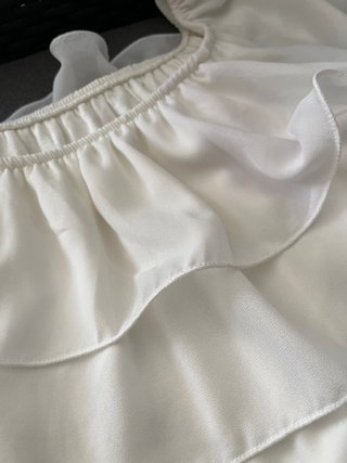 Blusa blanca con volantes