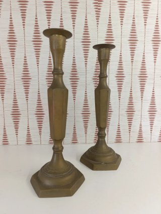 Par candelabros de bronce