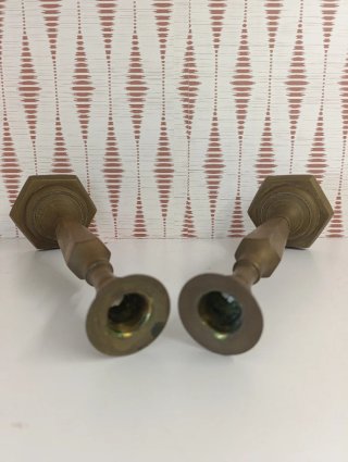 Par candelabros de bronce