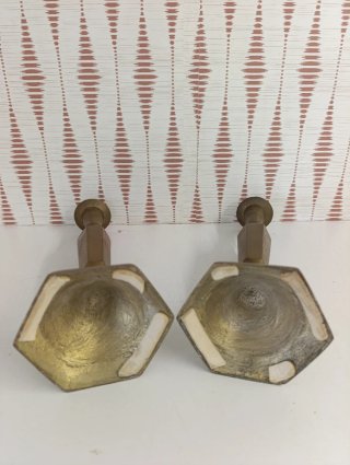 Par candelabros de bronce
