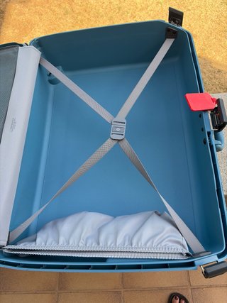 Maleta de viaje azul con ruedas