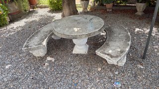 Mesa y bancos de piedra para jardín