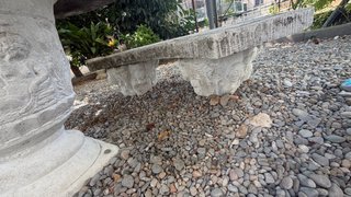 Mesa y bancos de piedra para jardín