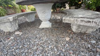 Mesa y bancos de piedra para jardín
