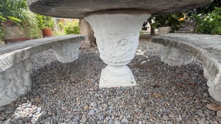 Mesa y bancos de piedra para jardín