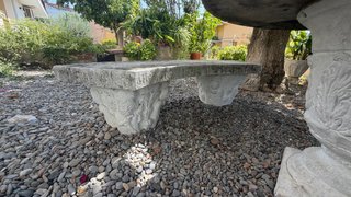Mesa y bancos de piedra para jardín