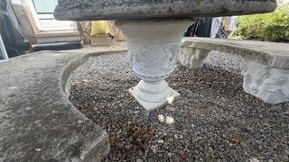 Mesa y bancos de piedra para jardín