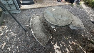 Mesa y bancos de piedra para jardín