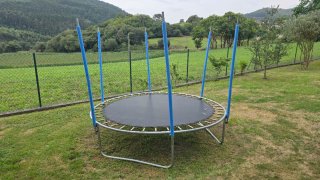 Cama elástica con red de seguridad.