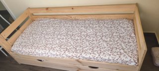 Cama de madera natural con cajón + colchón.