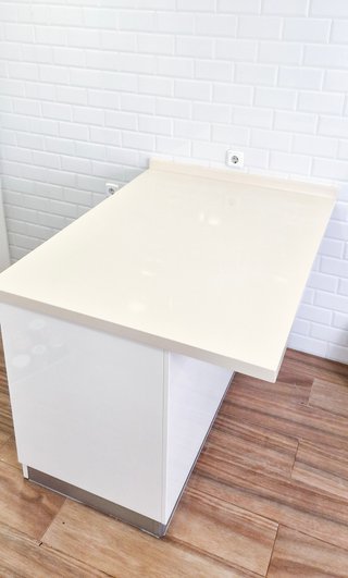 Cocina Grande Moderna con Isla y Silestone