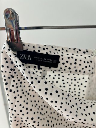 Saia midi às bolinhas com franzidos