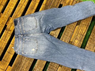 Pantalón vaquero mom slim con rotos