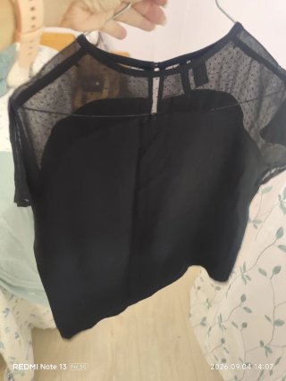 Camisa negra con detalles de encaje
