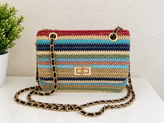 Bolso de mano tejido multicolor con cadena