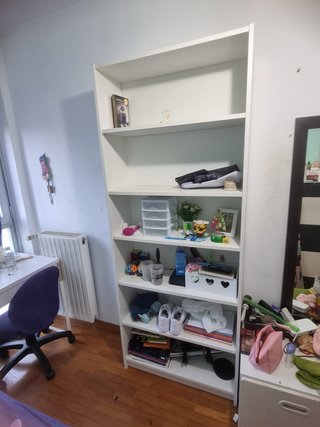 Estantería blanca y cama blanca