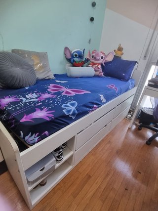 Estantería blanca y cama blanca