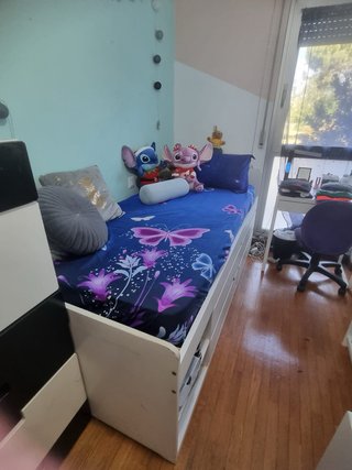 Estantería blanca y cama blanca