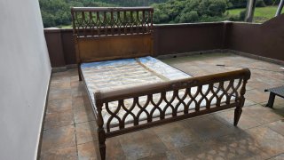 Cama clásica de madera y armario de regalo