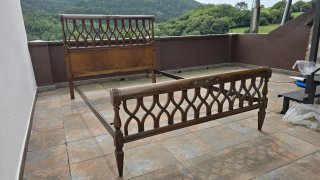 Cama clásica de madera y armario de regalo