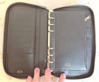 Cartera A6 Negra con Monograma Dorado