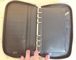 Cartera A6 Negra con Monograma Dorado
